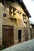 Val d'Aosta - Borgo medioevale di Bard. Casa con finestre a crociera.